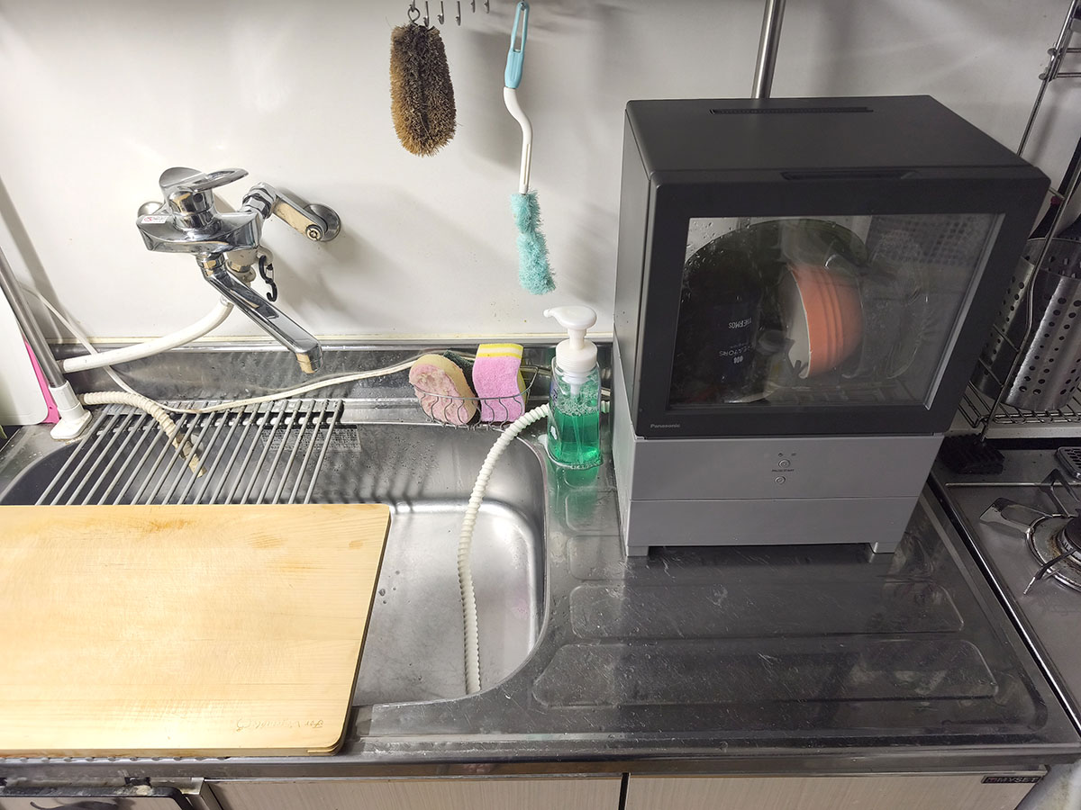 シンクの上に置ける水切りラックなどを使うことで、大きめのまな板でもしっかりと置けました