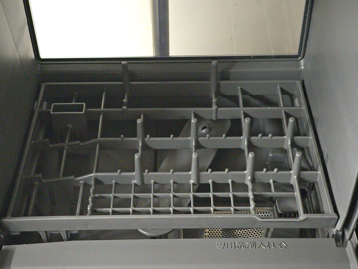 SOLOTAの前面ドアを開けたところ。かごには食器を立てかけられるようにガイドや突起が設けられています