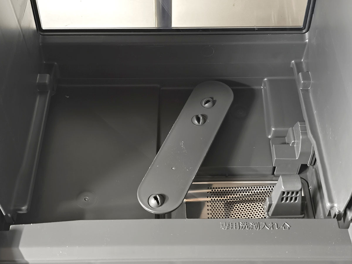 かごを取り外したところ。右手前にある残さいフィルターの上に洗剤を入れる仕組み