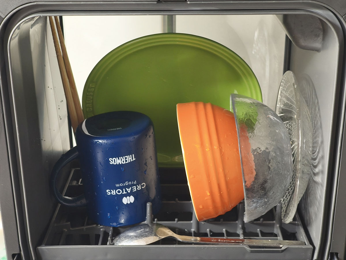 食器を設置したところ。お椀やお皿、カップなどは難なくセットできます