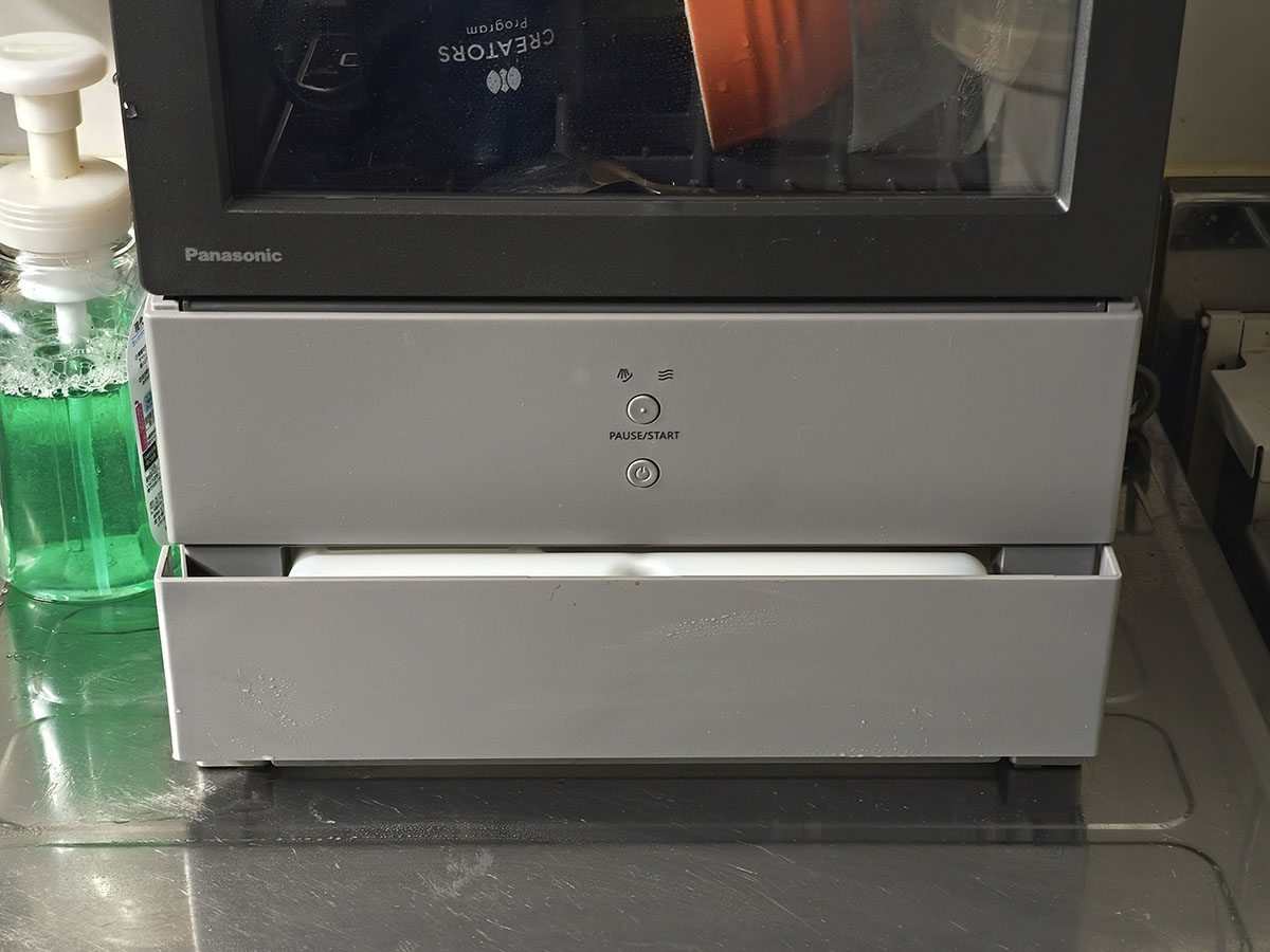 本体前面に水タンクをセットします