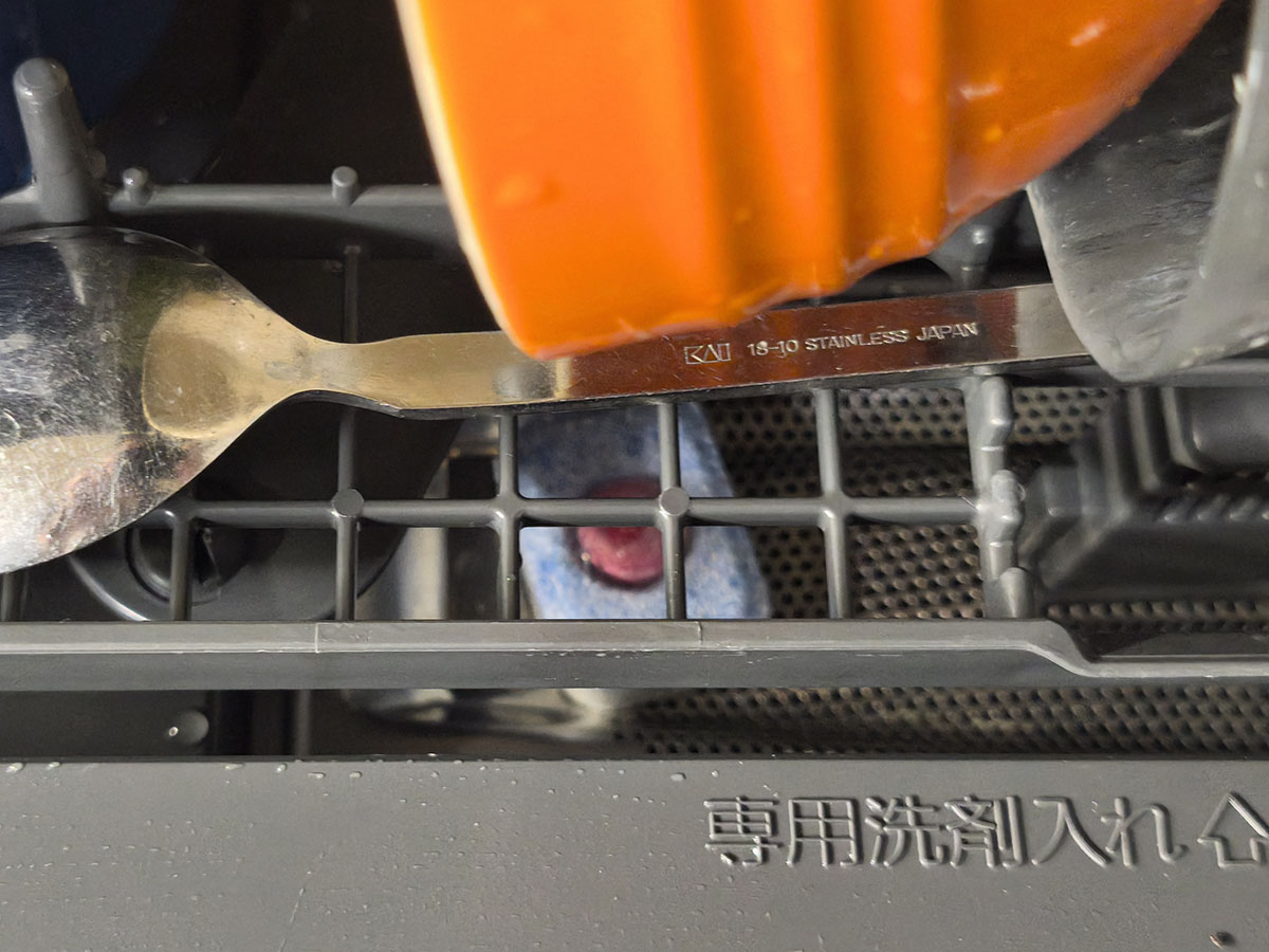 専用洗剤入れから洗剤を入れます