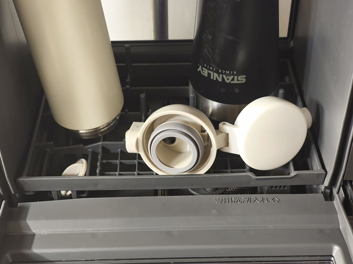 水筒のフィルターなどが水流で飛んだりしないように、左手前に小物スペースが用意されています