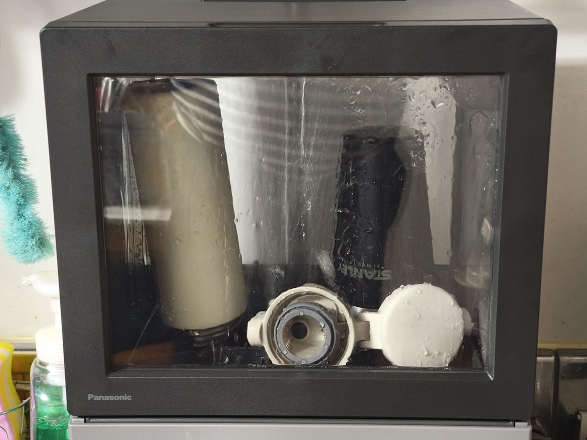 水筒やタンブラーを洗浄しているところ