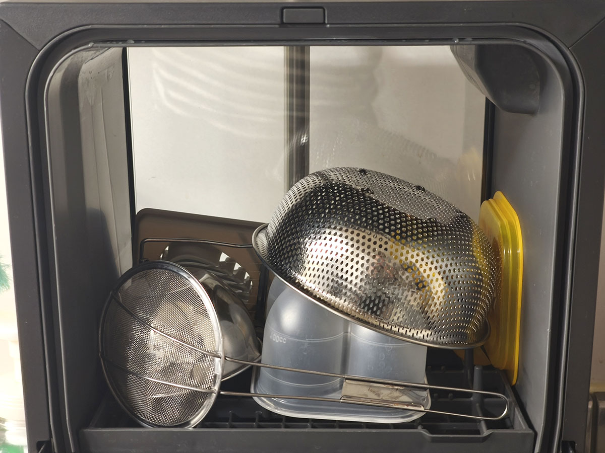 調理器具などを洗ったところ。ちょっと重なるくらいなら気にせずセットしちゃっても大丈夫です