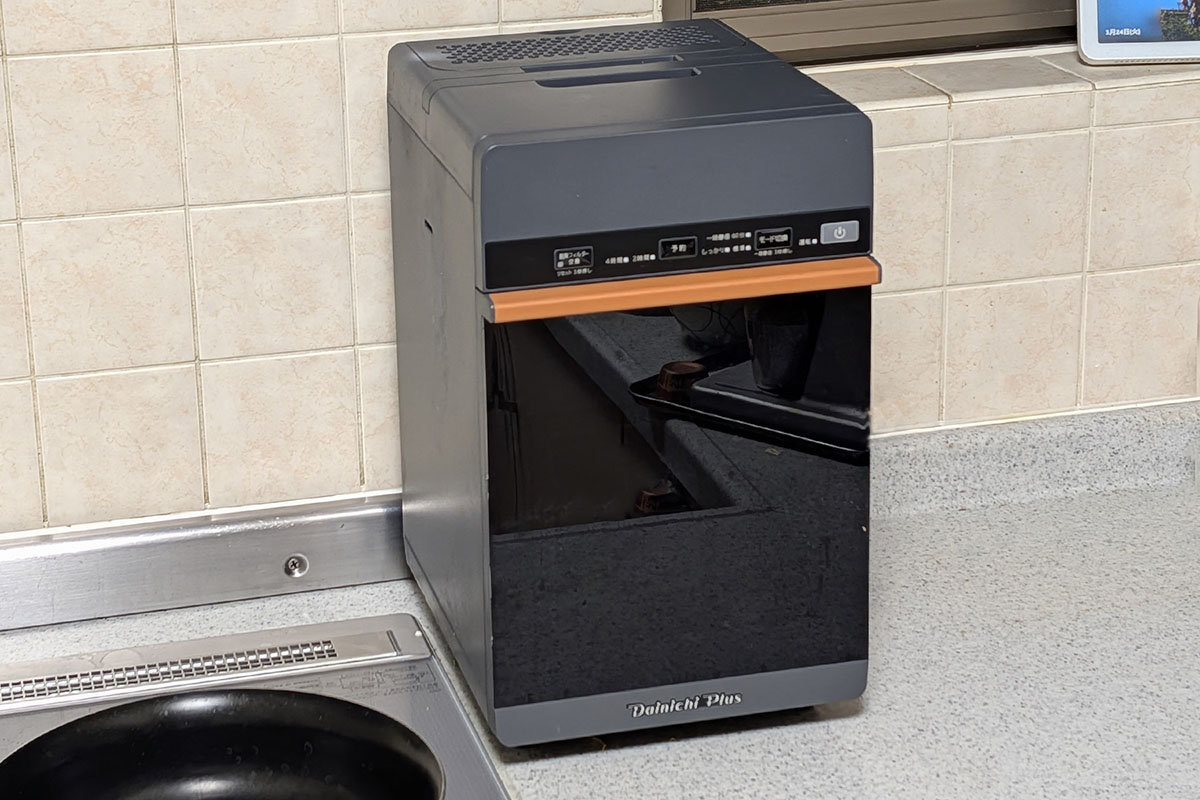 本体サイズは216×254×359mm(幅×奥行き×高さ)、重さは約4.5kg(バスケット搭載時)