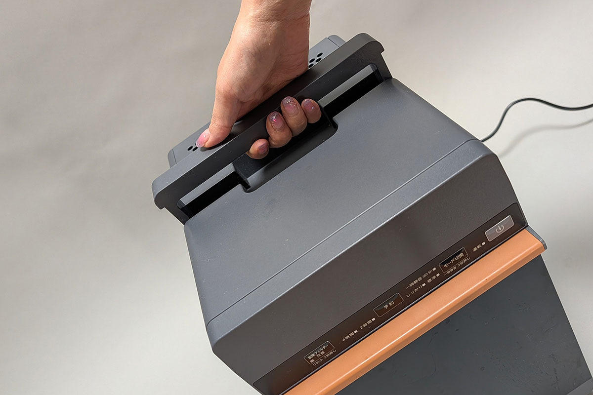 比較的軽いうえ、本体上部に格納型のハンドルもあるので持ち運びも簡単