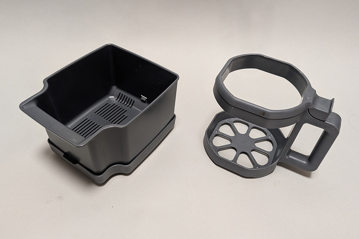 左が「バスケット」タイプ、右が「ポリ袋ホルダー」タイプ。バスケットはスノコ状の底と二重になっており、洗うのがやや面倒です