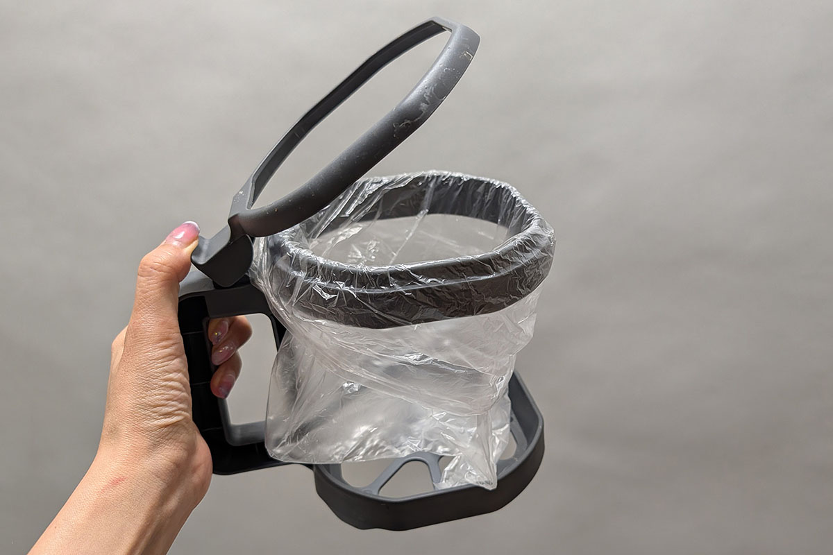 ポリ袋ホルダーには市販のポリ袋をセット。我が家ではスーパーで肉や冷凍食品を持ち帰るときにもらえるポリ袋をおもに使っていました