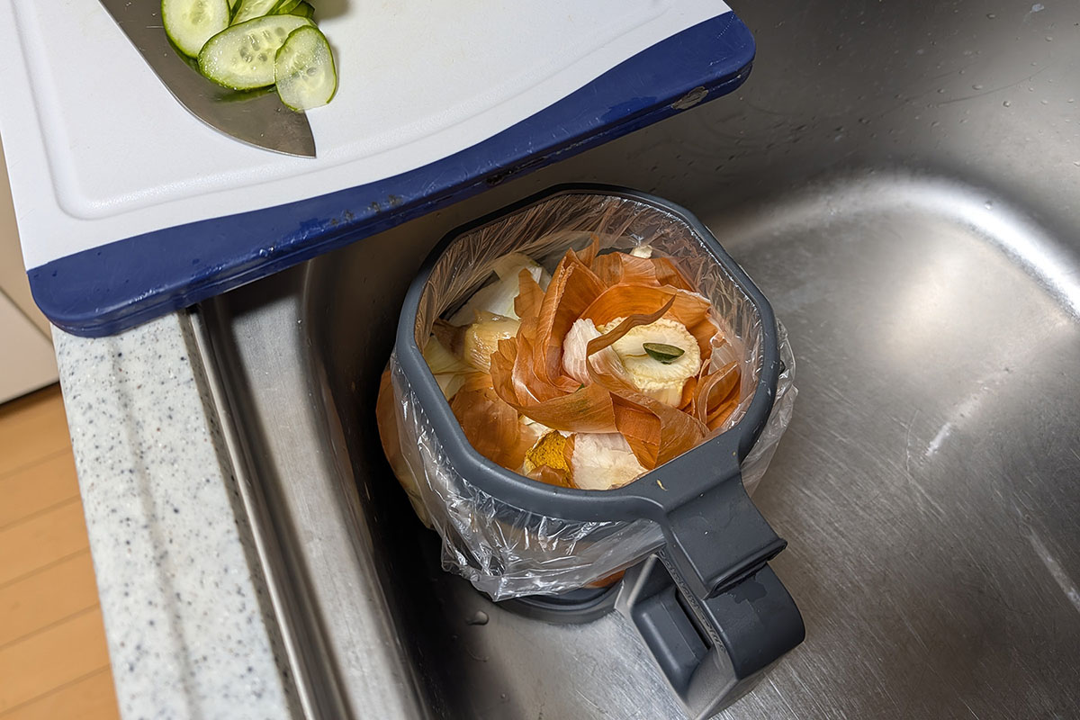 我が家ではシンクに置いて野菜の皮などをその都度放り込んでいます。水が入らないように気を付けていますが、少々の水がかかってもそこまで問題ありませんでした