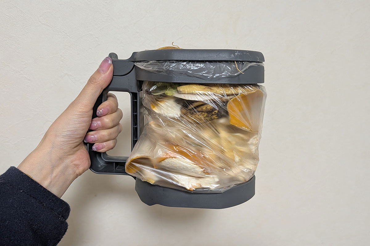 3日分のゴミを溜めた乾燥後のホルダー。ゴミがいっぱいでもホルダーの横側から袋を抜けるので処理が楽でした