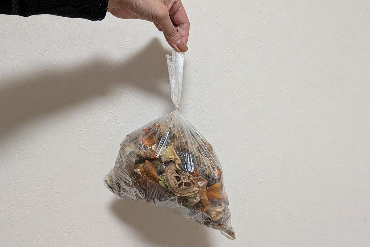 処理直後だと量はそこそこありますが、袋の上から軽くつぶすだけでもかなり小さくなります