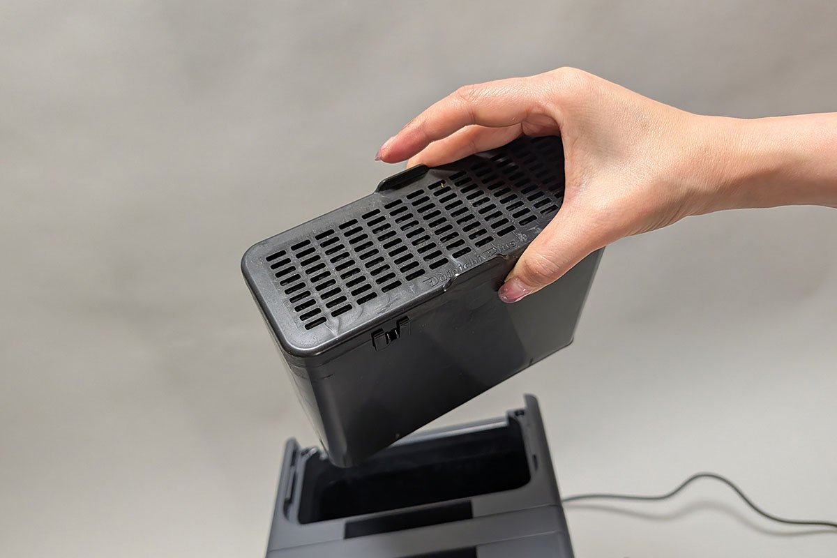 本体背面にセットする脱臭フィルター。重さのあるしっかりしたフィルターです