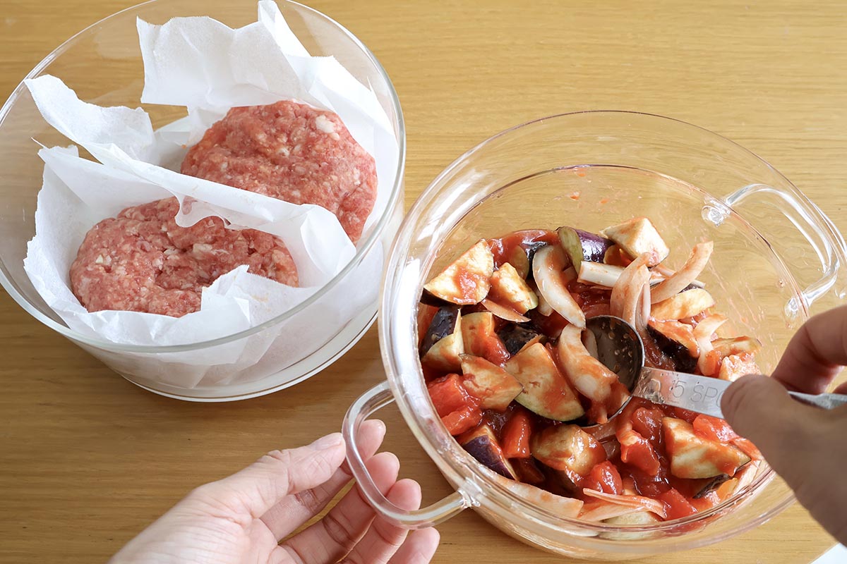 ハンバーグとラタトゥイユを同時調理! 器に入れて、レンジで加熱するだけでOK