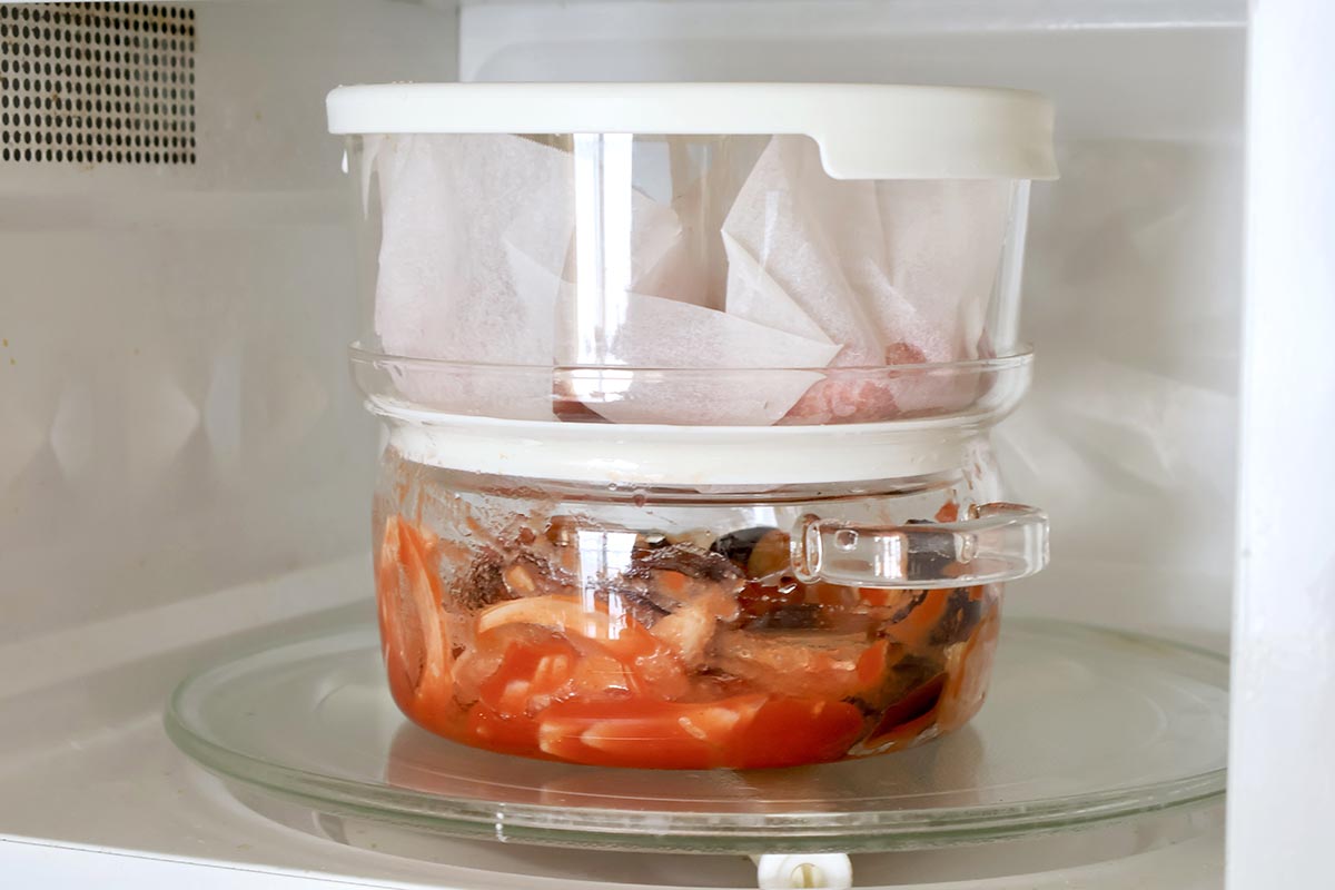 網目のある竹せいろで汁ものを作るのは難しいですが、電子レンジ加熱するガラスせいろならOK