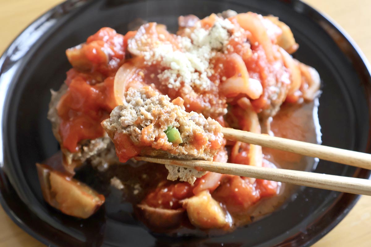 お皿に盛り付けたら、最後に粉チーズを振って完成! 手間暇かけて作ったおかずみたいです(実際はレンチンしただけなのに)