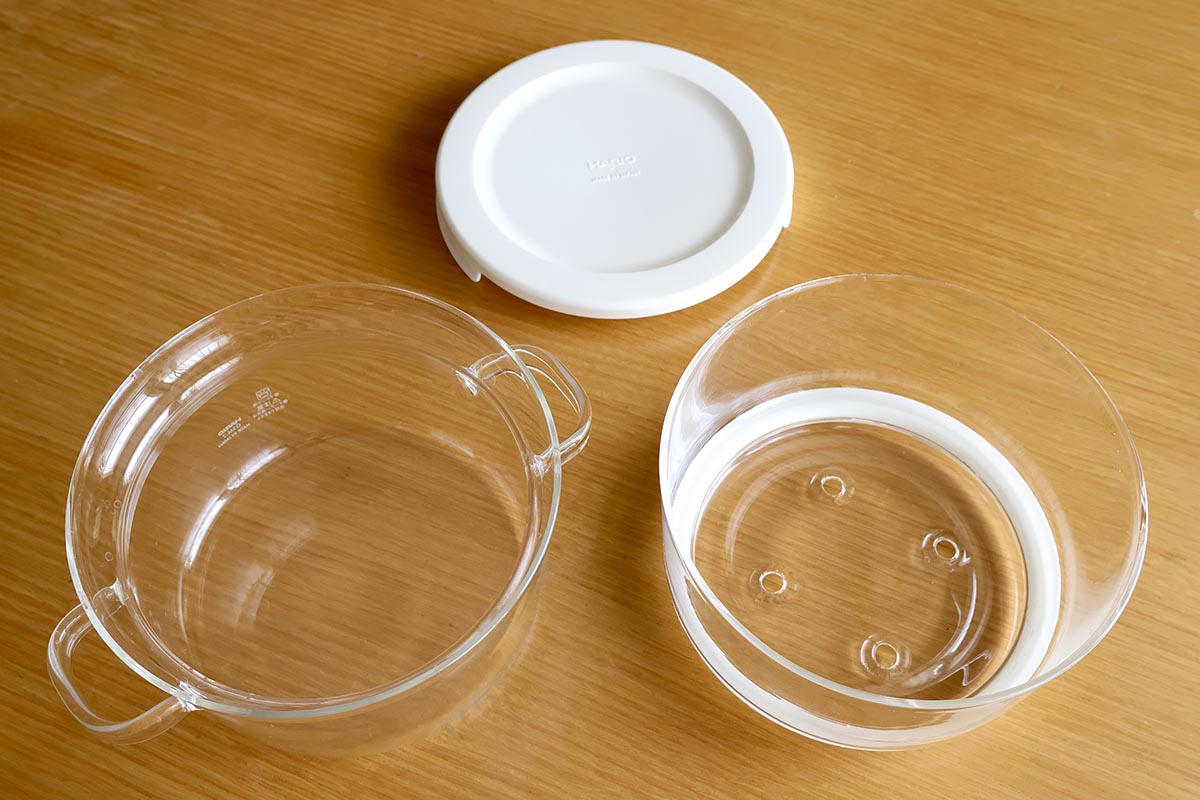 構成はシンプル。耐熱ガラス製の2つの器とフタの3点セット