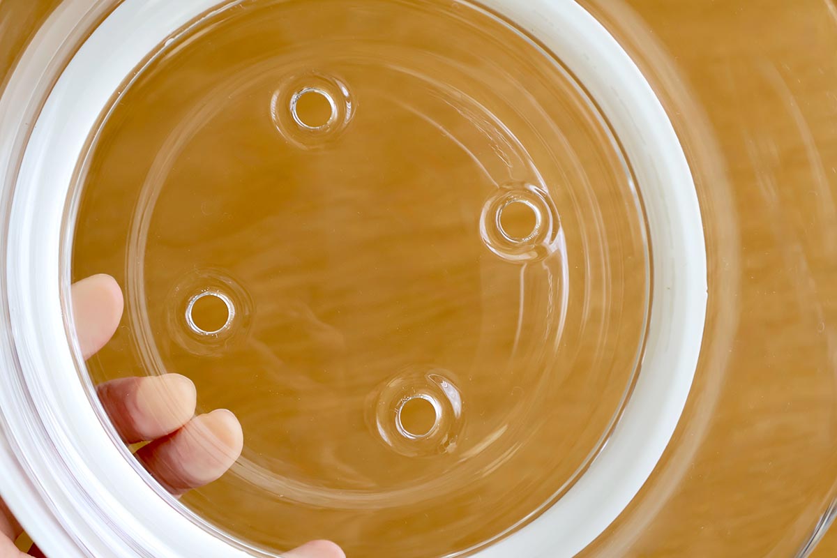 上段に使う器には4つの穴。水蒸気がここを通って、食材を蒸す仕組み