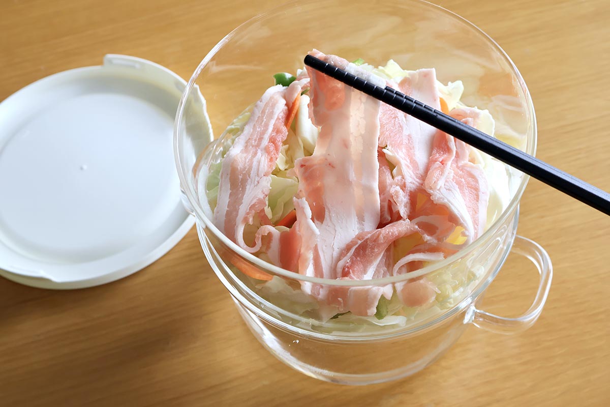 スーパーで売っているカット野菜を使えば、包丁もまな板も使わず簡単です