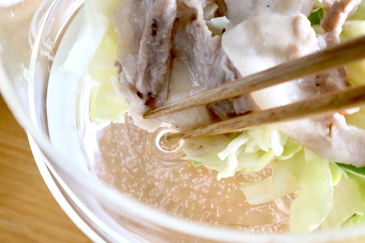 写真ではわかりにくいですが、上段容器のフチには溝があり、野菜や肉の余分な水分が落ちます