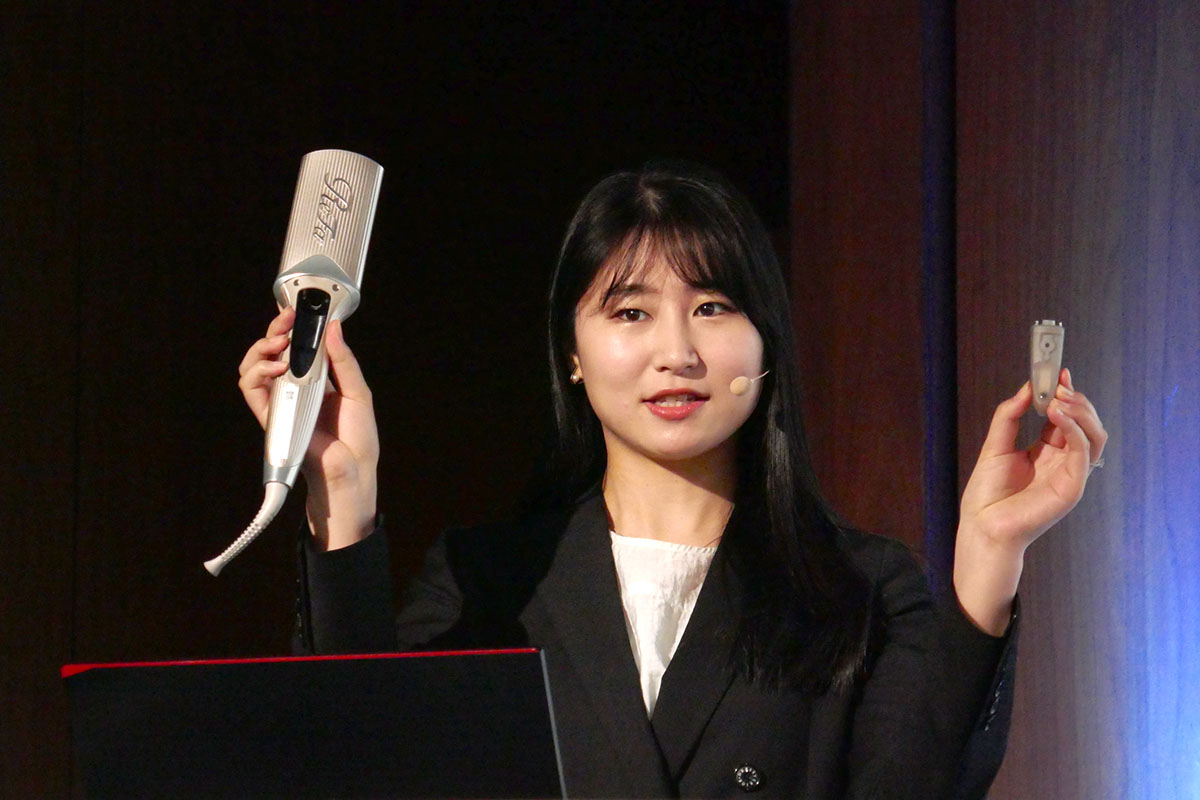 セラムは本体付属のタンクに補充する
