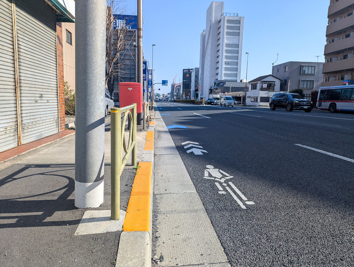 自転車通勤中の1シーン。歩道も狭いため車道を走る人も多いですが、かなり慎重に走るのは事実
