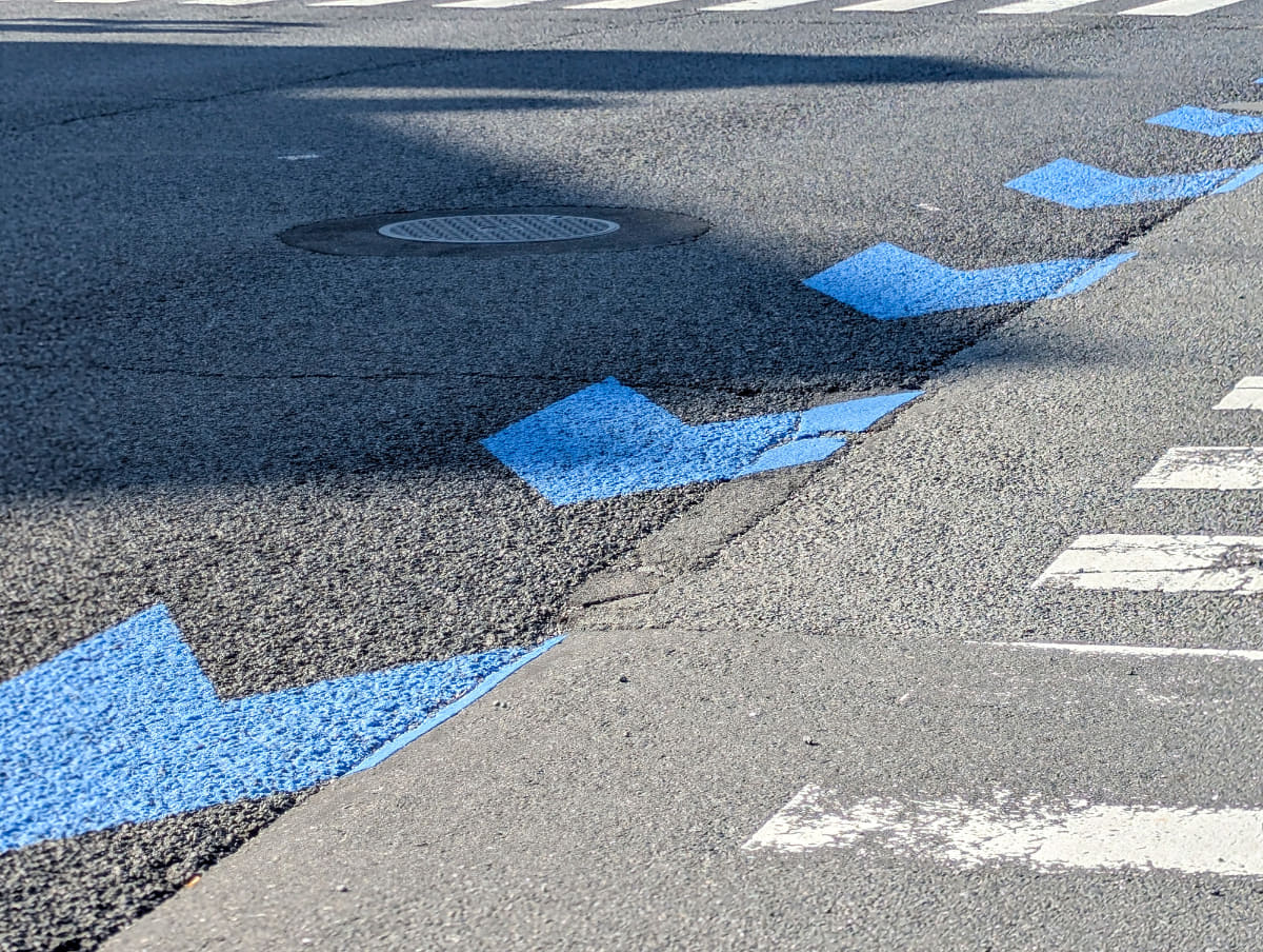 車道にマークを付けただけの自転車ナビラインは路面も自転車にやさしくないケースも多い