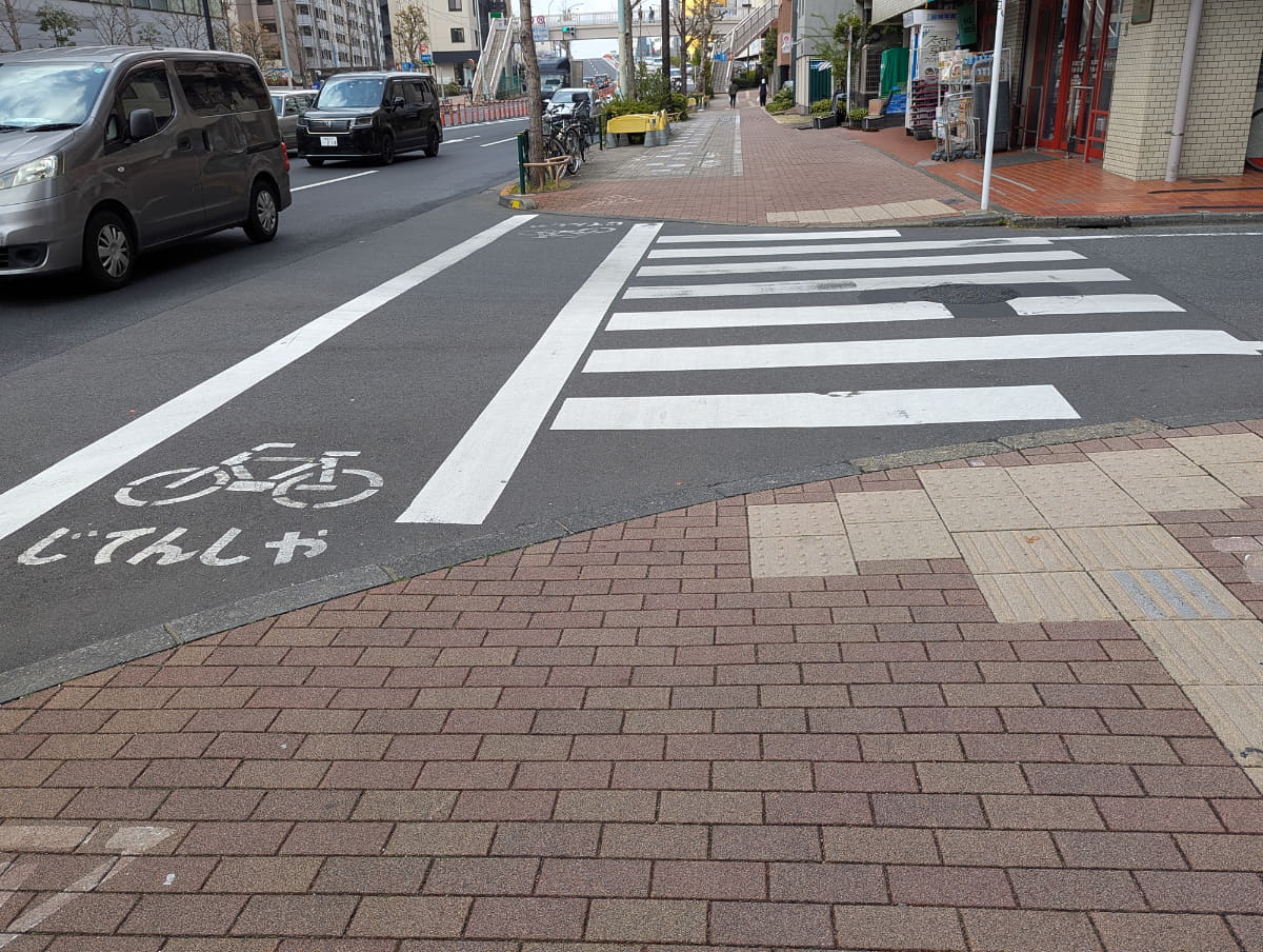 クルマを運転中は一時停止や標識をしっかり確認するのに、自転車乗車時はついつい標識などの確認が甘くなってしまうことはありませんか?
