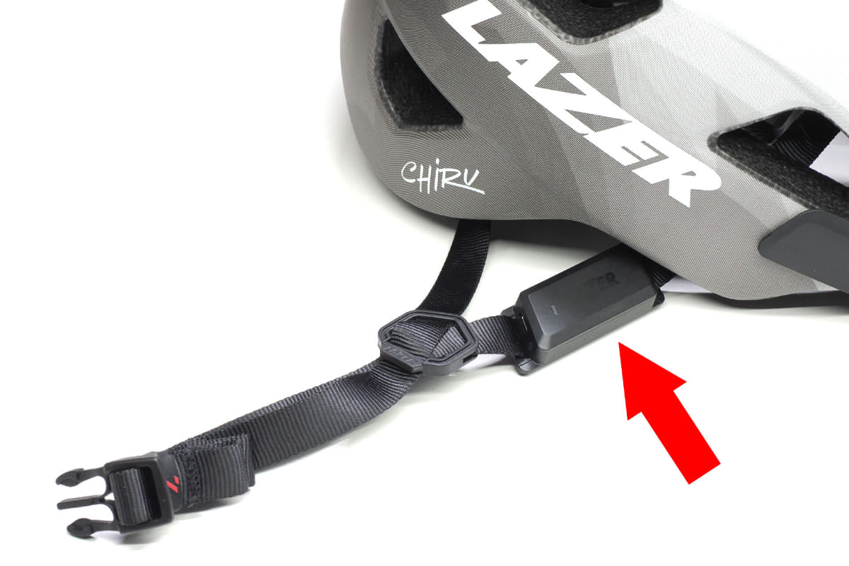 自転車用ヘルメットのあご紐部分に装着します。ほとんどの自転車用ヘルメットに装着可能で、工具不要で容易に着脱できます。防塵・防水等級はIP54で、「有害な影響が発生するほどの粉塵が中に入らない(防塵形)」と「あらゆる方向からの飛まつによる有害な影響がない(防まつ形)」を併せ持ちます