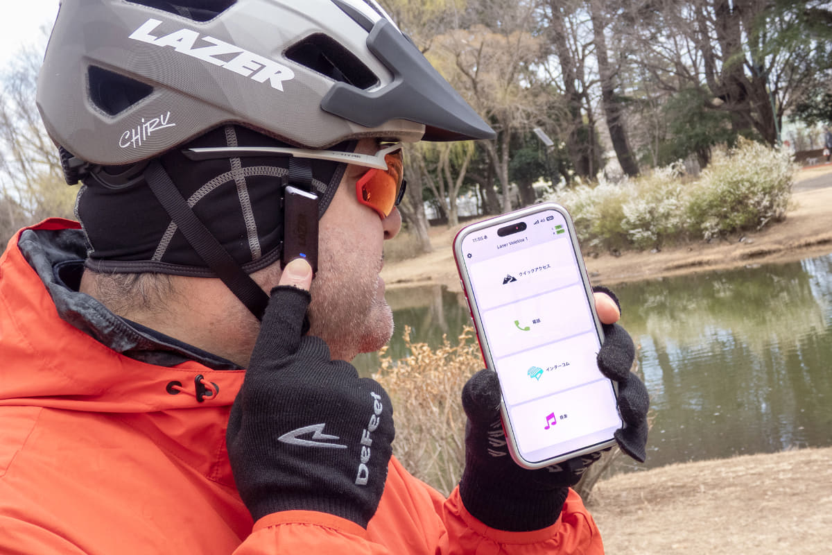 LAZER「VeloVox」はスマートフォン・アプリ(インターネット)経由で会話するスタイルのインカム。なのでスマートフォンが通信圏内なら相手との距離を問わずに会話ができます。同時に最大30人との会話が可能