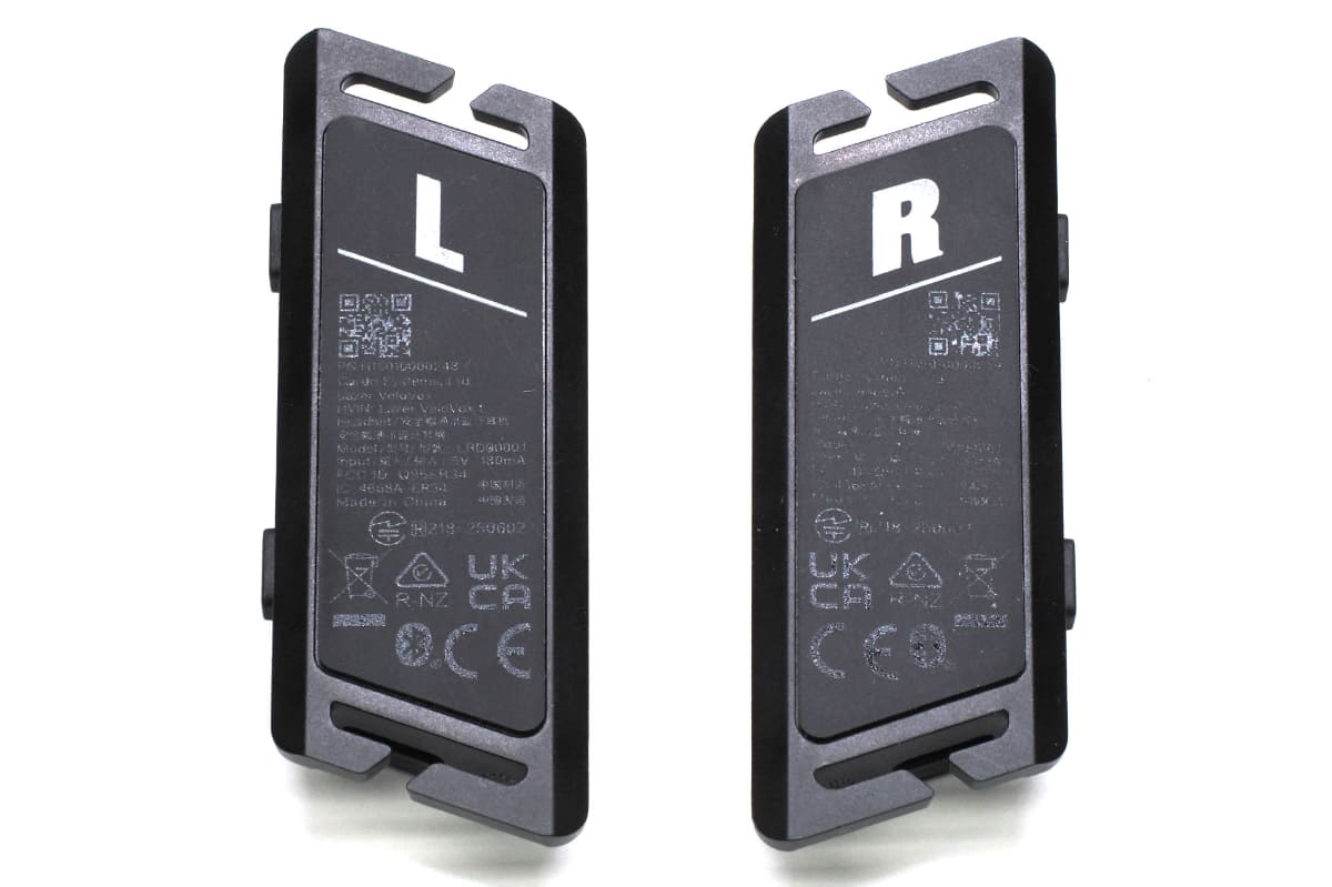 耳をふさがないステレオスピーカーとして機能するため、2つの本体ユニットは左右が決められています