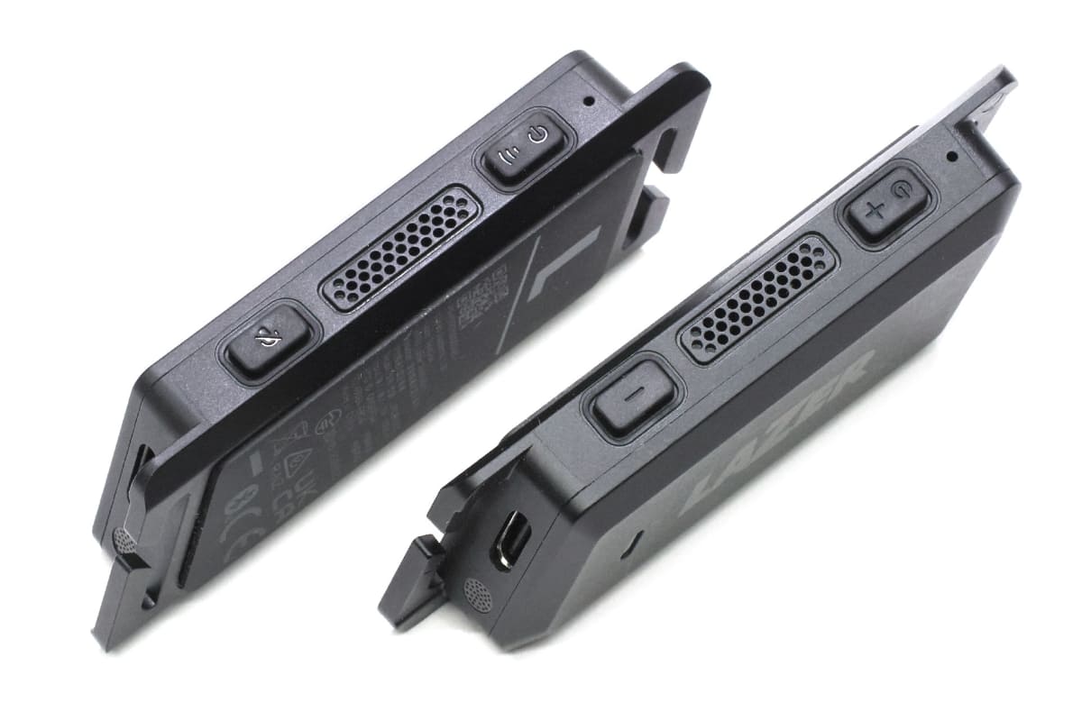 左右の本体ユニットには、それぞれ2つ・合計4つのボタンがあります。電源のオンオフ、通話や通話ミュート、音量調節、曲の送り戻し、受話や終話などをこれらボタンで行ないます。また、シマノDi2製品と連携でき、自転車のシフトレバー部スイッチにVeloVoxの機能を割り当てられ、音量調整や通話のオンオフを操作可能。ハンドルから手を放すことなく、安全にライドに集中できるというわけです