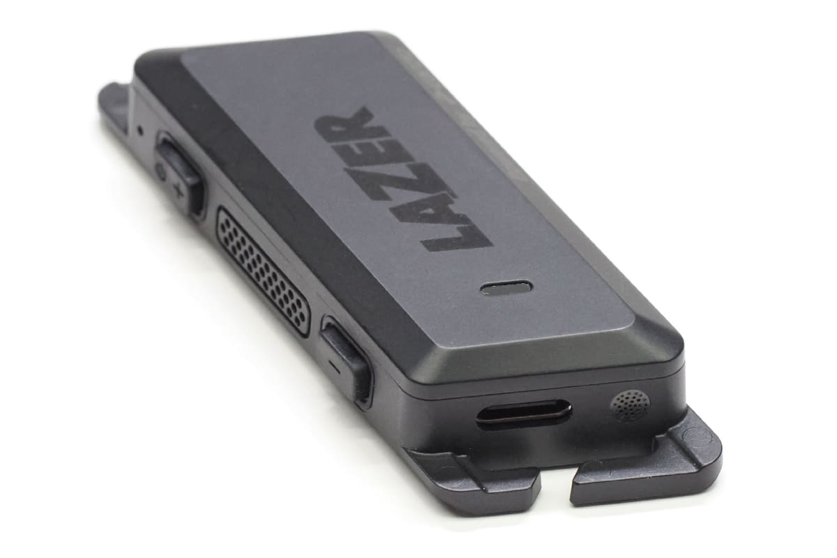 下側には充電用のUSB Type-Cポートとマイクが内蔵されています。充電用のUSB Type-C(二股)ケーブルが付属しています