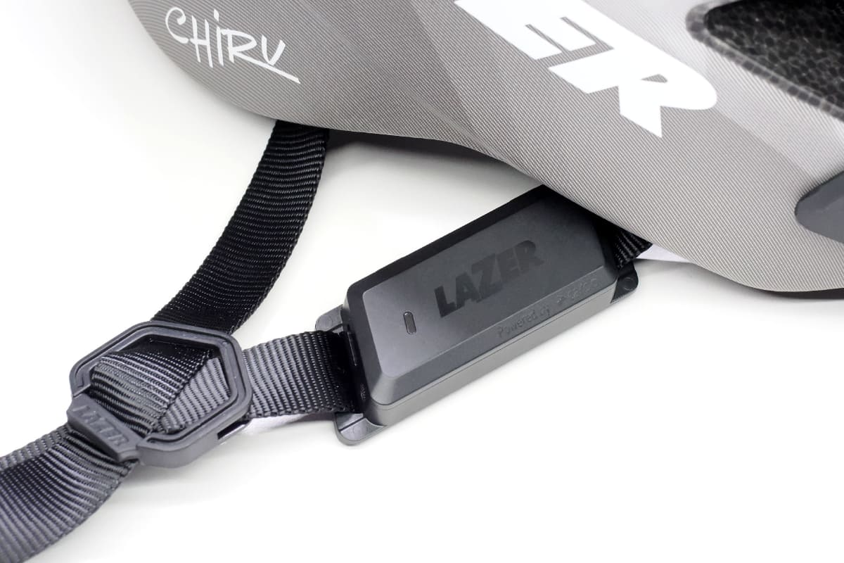 本体ユニットをヘルメットのあご紐に装着します。写真では右側がヘルメット前方。耳の前方に本体が装着されるカタチです