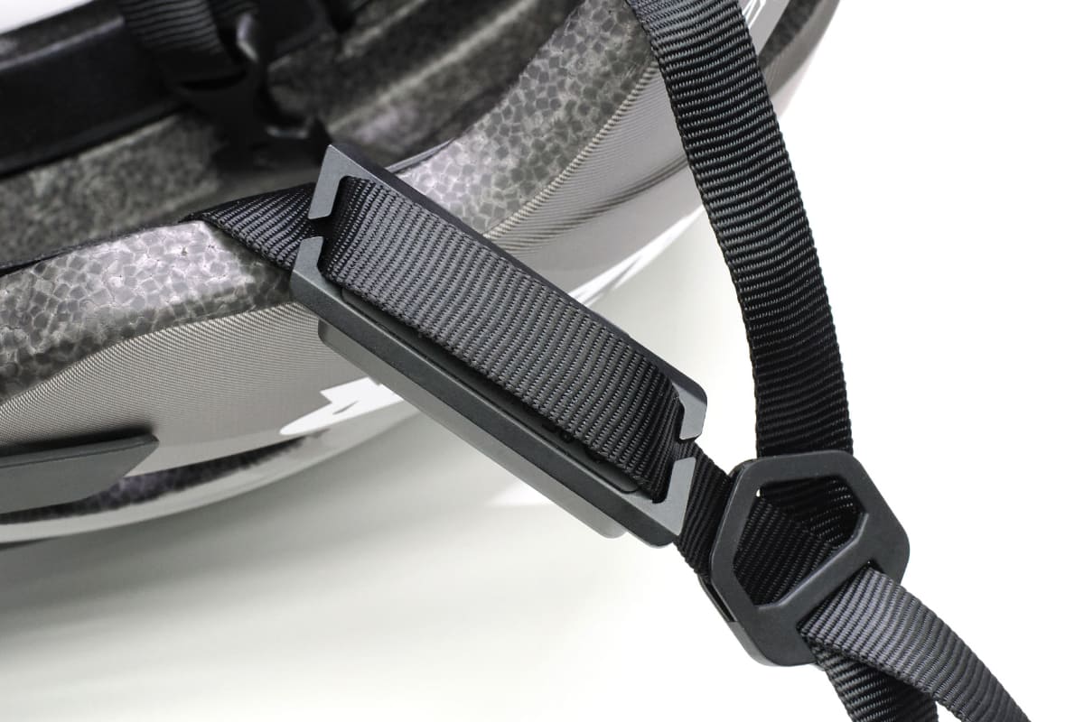 装着は、ヘルメットのあご紐を本体ユニットのスリットに通すだけ。あご紐と接触する部分は滑り止めラバーとなっていて、滑りにくく安定的に装着できます