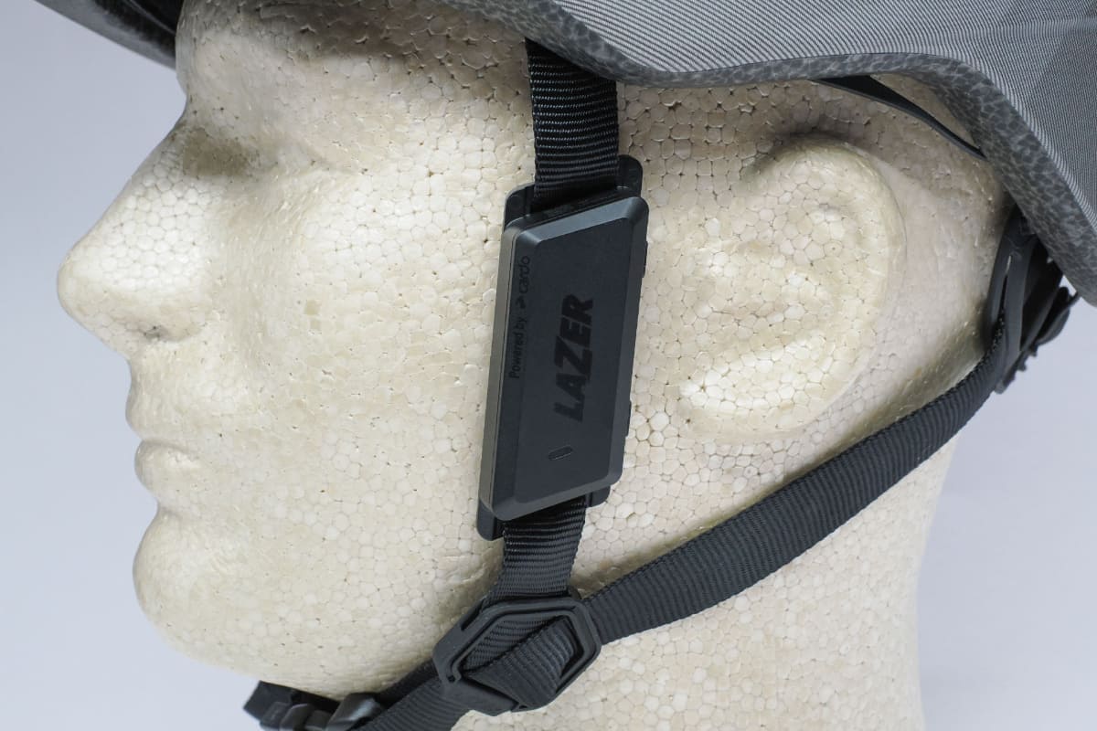 見た目よりもずっと希薄な装着感で、違和感なくでインカムを利用できます