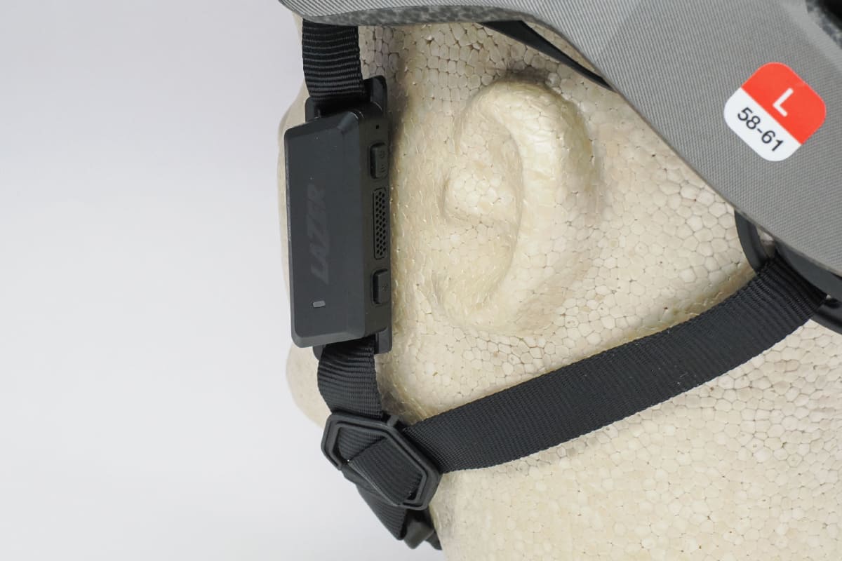 スピーカーは耳に向いている状態です。耳とスピーカーの間に若干の距離がありますが、スピーカーからの音声は明瞭に伝わり、耳をふさがないので周囲の音も聞こえてきます