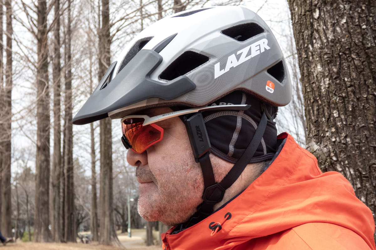 いつものサイクリング装備にLAZER「VeloVox」を追加。筆者の場合、アイウェアとLAZER「VeloVox」はまったく干渉しませんでした。また、遠目だとLAZER「VeloVox」を装着していることがほぼわかりません。装着感も見た目も自然である点が好印象です