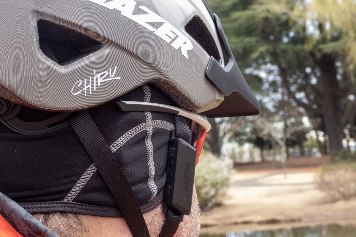 耳まで覆うスカルキャップ(冬用)を装着していましたが、耳のすぐ前方にLAZER「VeloVox」のスピーカーが位置しているので、聞き取りにくさなどもありませんでした。相手の声が明瞭に聞こえ、こちらの声もしっかり相手に伝わりました。この写真でもアイウェアとLAZER「VeloVox」の相性の良さがよくわかります