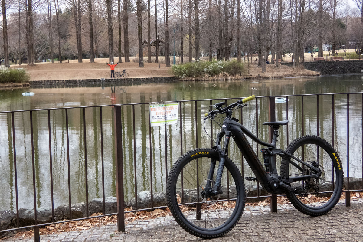 池を挟んだ向こうにe-bikeメンバー。LAZER「VeloVox」を使うと、すぐ近くに相手がいるような音質・音量で会話ができます。さらに離れた距離や遮蔽物越しでも試してみましたが、まったく問題なく会話できました