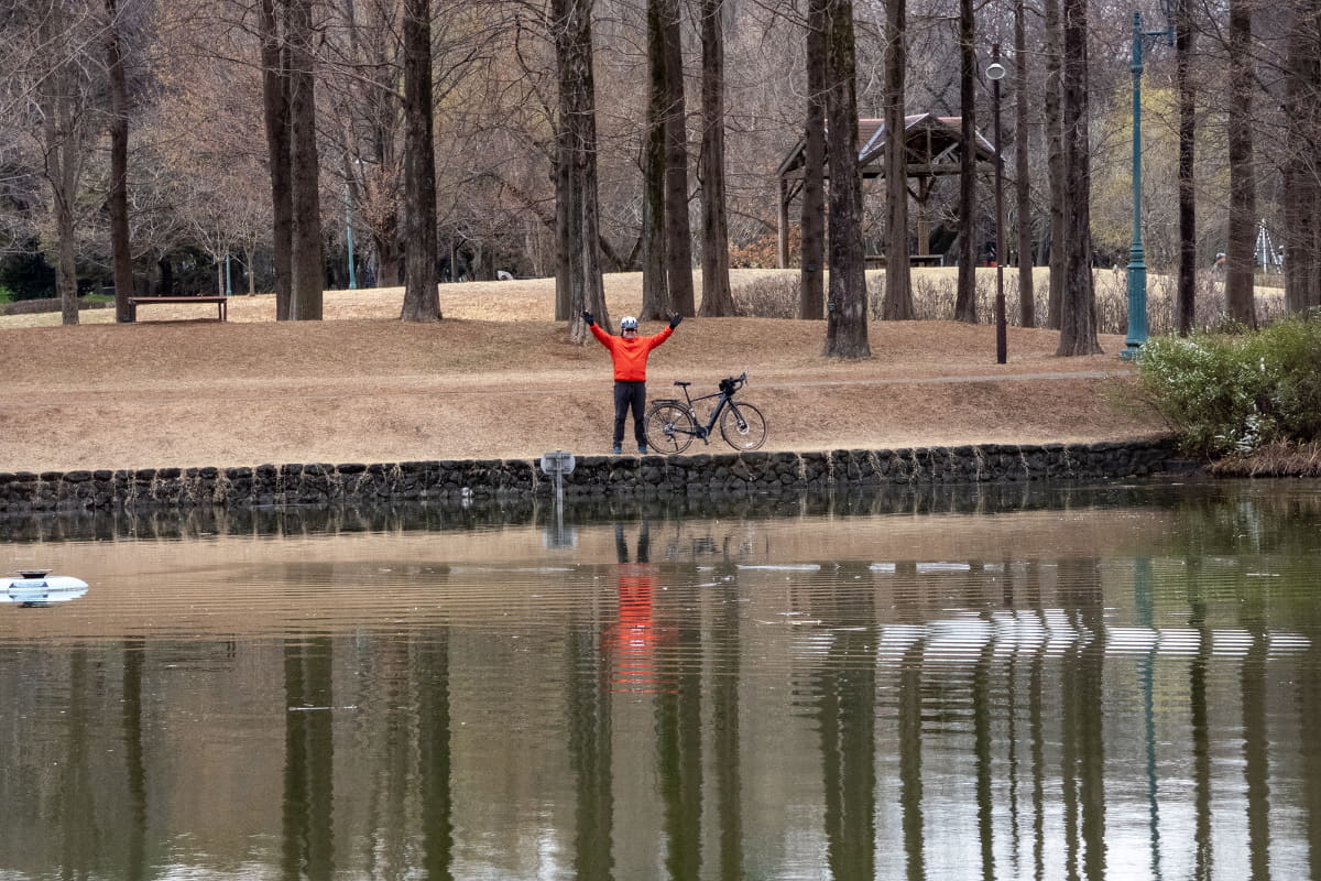 撮影時、カメラを構えたメンバーから「もう少し左に寄って……はい、そのあたり、じゃあ撮ります……もう何枚か撮ります……バンザイしてみて～」などと、LAZER「VeloVox」越しで指示があったりしました。いつもは事前打ち合わせと身振り手振り(ときどき大声)での撮影ですが、LAZER「VeloVox」があればインカム会話で仕事を進められます