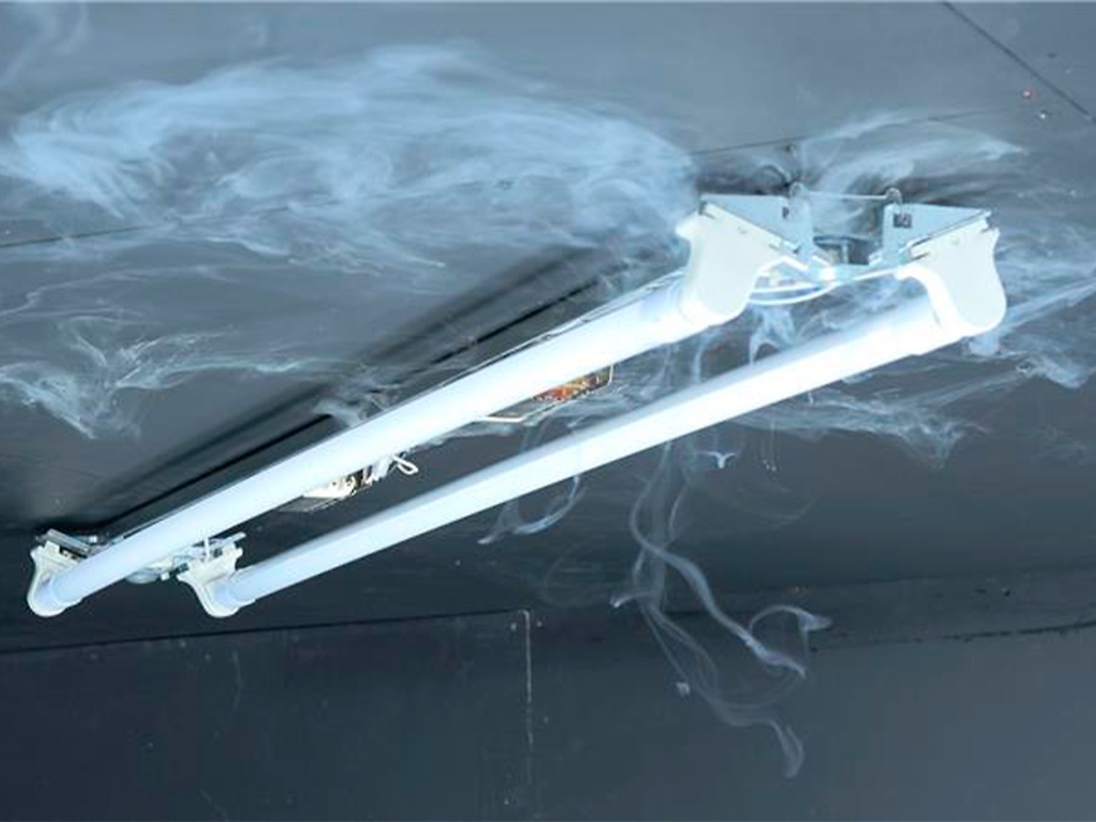 蛍光灯器具から発煙する様子(カバーを外した状態での再現実験)