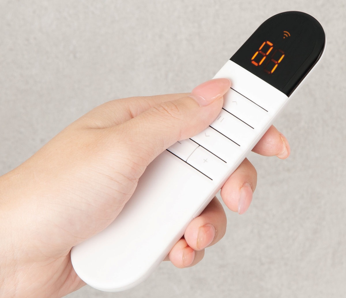 リモコンが付属し、スマート操作との併用が可能