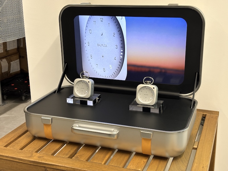 針を持たないという独自性、アルミニウムブロックからの削り出し、クラシカルを交えたデザインは、時を経るほどに評価されるはず(個人の感想です)