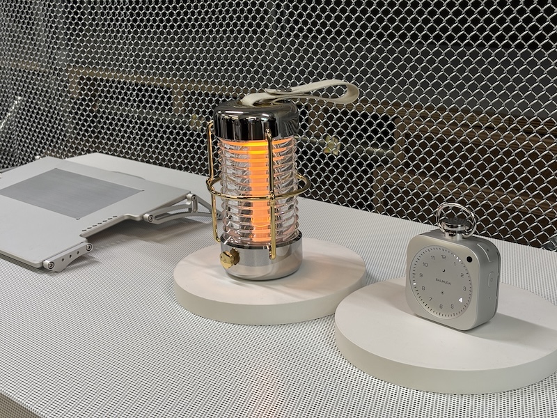 LoveFrom(ラブフロム)とコラボした「Sailing Lantern」から、従来の生活家電とは異なる方向性が明確になった。左に見切れているのが、最初の製品であるノートパソコン台「X-Base」