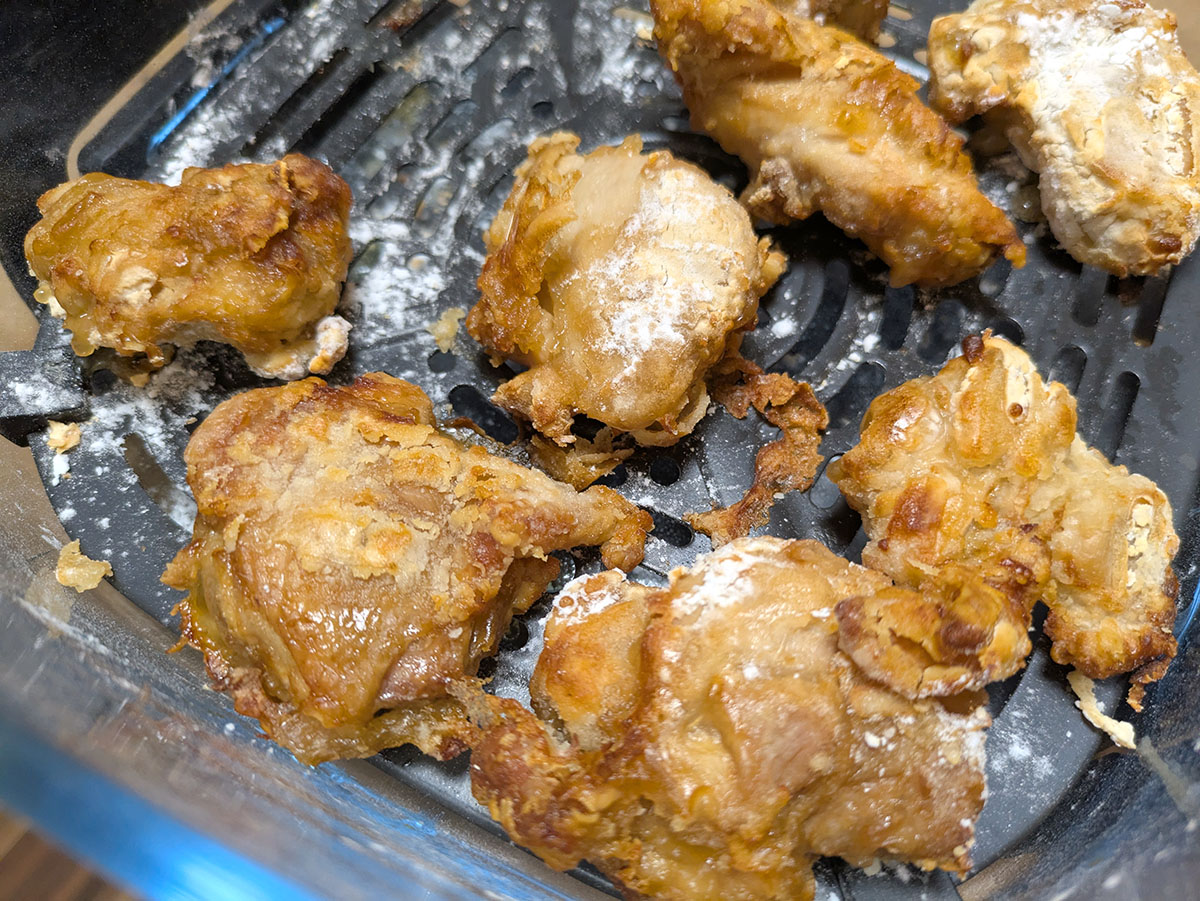 加熱後の唐揚げ。外側の食感はかなりカリッとしています