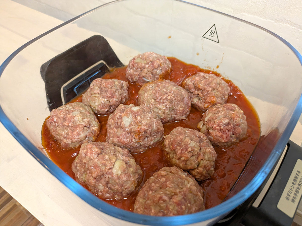 付属のレシピに掲載されていた「トマトチーズボール」。合い挽き肉でミートボールを作って、市販のトマトソースと一緒に加熱します