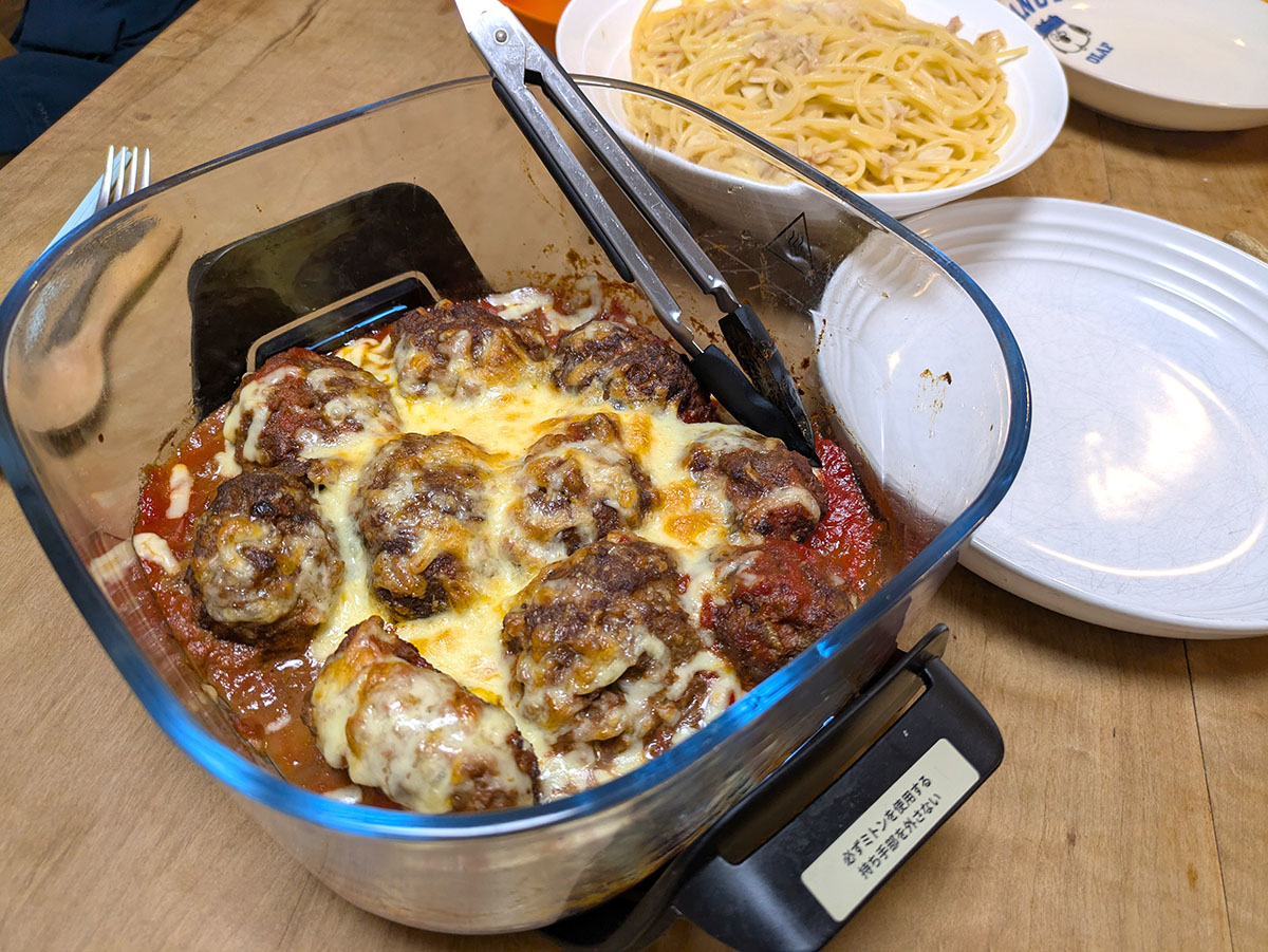 最後にチーズをトッピングしたら完成。食卓にそのまま出せるのもガラスコンテナならでは。料理が冷めにくいという利点もあります