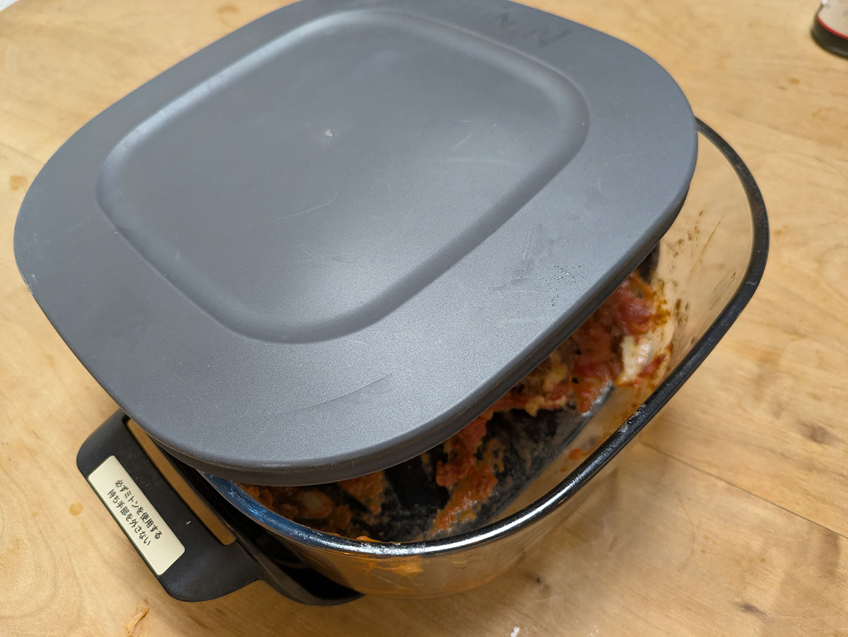 料理が余ったら付属の蓋をして、そのまま冷蔵庫で保存できます