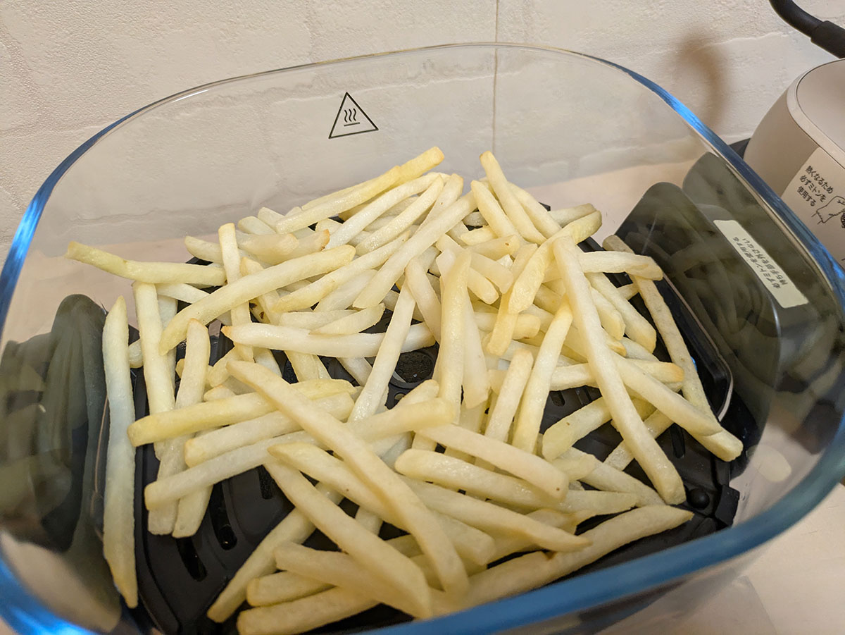 凍ったままの冷凍ポテトをそのままコンテナ(大)にざーっと入れます